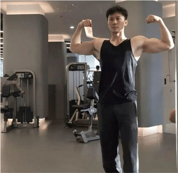 男星李晨坚持健身,身体肌肉线条明显,坦言运动很关键