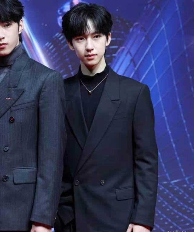 时代少年团tmea全员穿黑色西装,刘耀文抗住了生图,严浩翔自带贵气