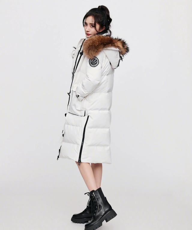 杨幂是咋想的穿大棉袄还坚持光腿看不懂是冷是热