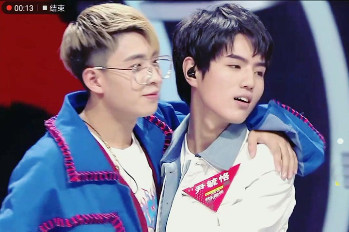 "快男"兄弟闹掰?尹毓恪深夜自曝挨揍,却遭网友怒斥:绿茶行为_腾讯新闻