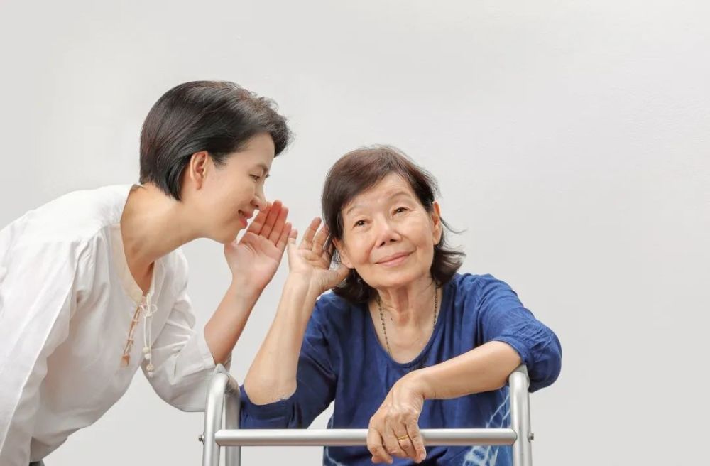 和听力不佳的老人说话有10个诀窍