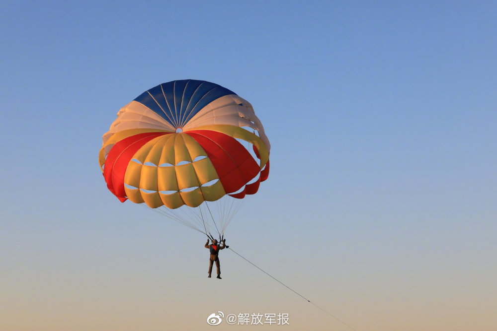 舰载战斗机飞行员跳伞训练_腾讯新闻