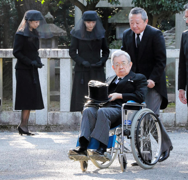 在这三个人当中也只有悠仁为年轻人,正仁亲王都已经耄耋之年的老人,而