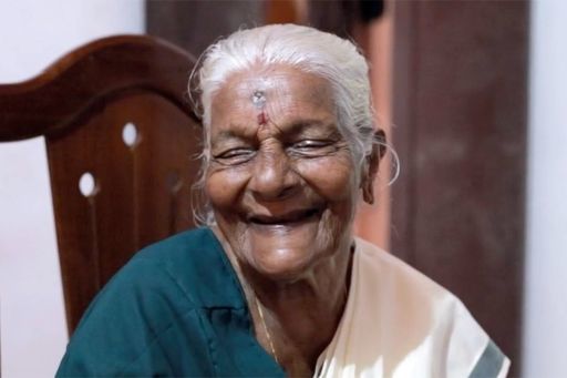 印度百岁老人实现读书写字的愿望我很好奇世界每天发生的事