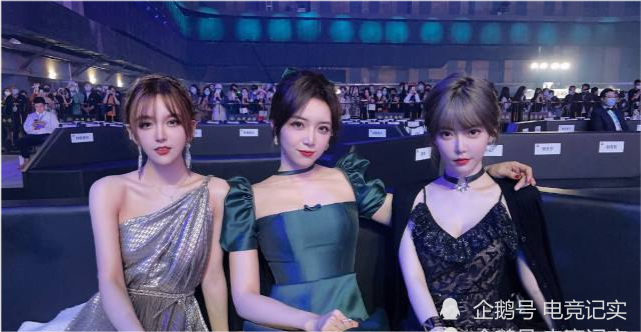 rita余霜周淑怡合影留念网友谁能拒绝不张嘴的周姐