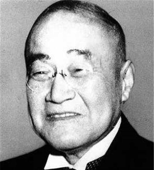 后来的鸠山家族又出了一个叫做鸠山一郎的政治家,他是坚决的反对军国