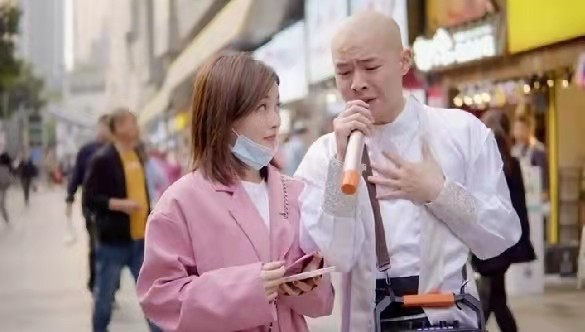 四川雨泽为何要剃光头扮演小僧街头撩妹卖唱他经历了什么