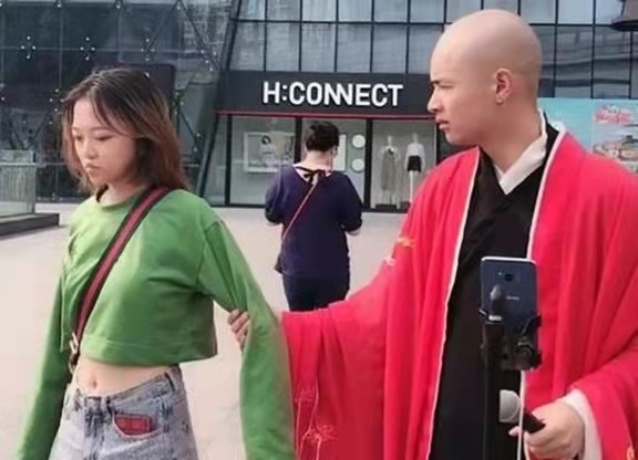四川雨泽为何要剃光头扮演小僧街头撩妹卖唱他经历了什么