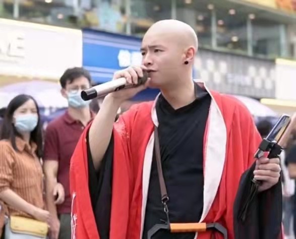 四川雨泽为何要剃光头扮演小僧街头撩妹卖唱他经历了什么