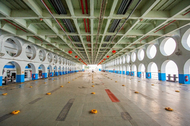 (新高湖号—车库)你将车停靠锁好后就可以去房间休息了.