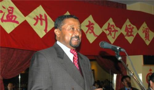 建小学,盖医院,当地人都叫他"平父亲",他的所作所为得到了加蓬人民的