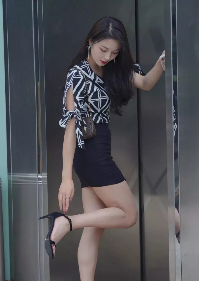 高跟包臀裙小美女举止优雅让人心动