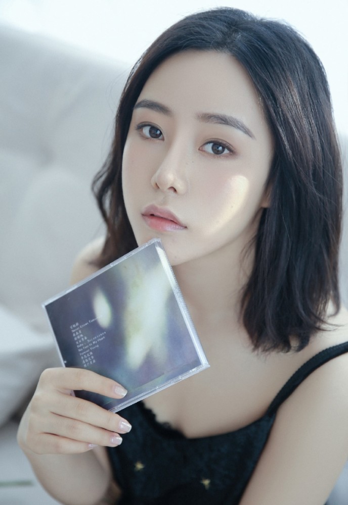 人像摄影:气质绝佳的吊带香肩美女_腾讯新闻