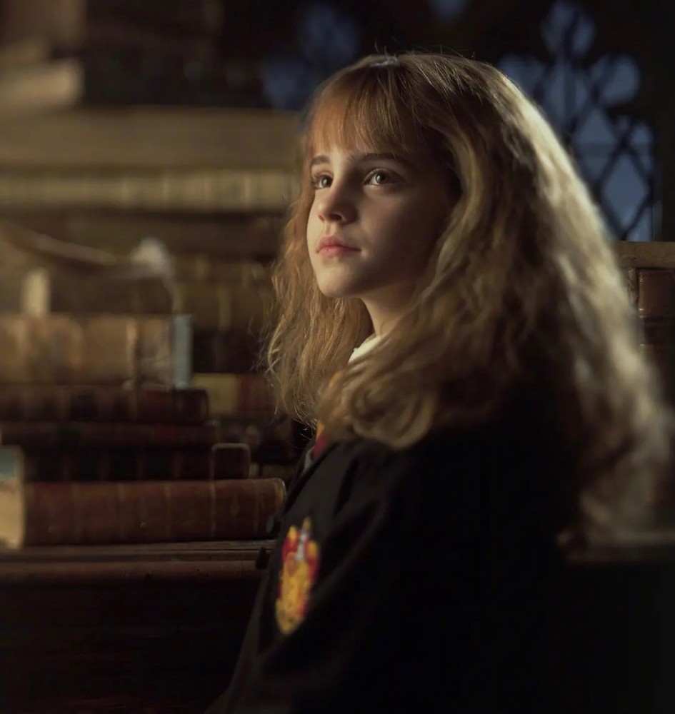 1990年出生的艾玛沃特森因10岁时被选中出演《哈利波特》中的一个角色