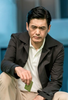 66岁周润发现身街头餐馆,头发花白显老,独自吃面没人上前打扰插图6