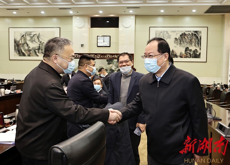 座谈会上,张作林,陈来满,凌云剑,曾万辉,刘准,北冰,冯江华,刘祖治