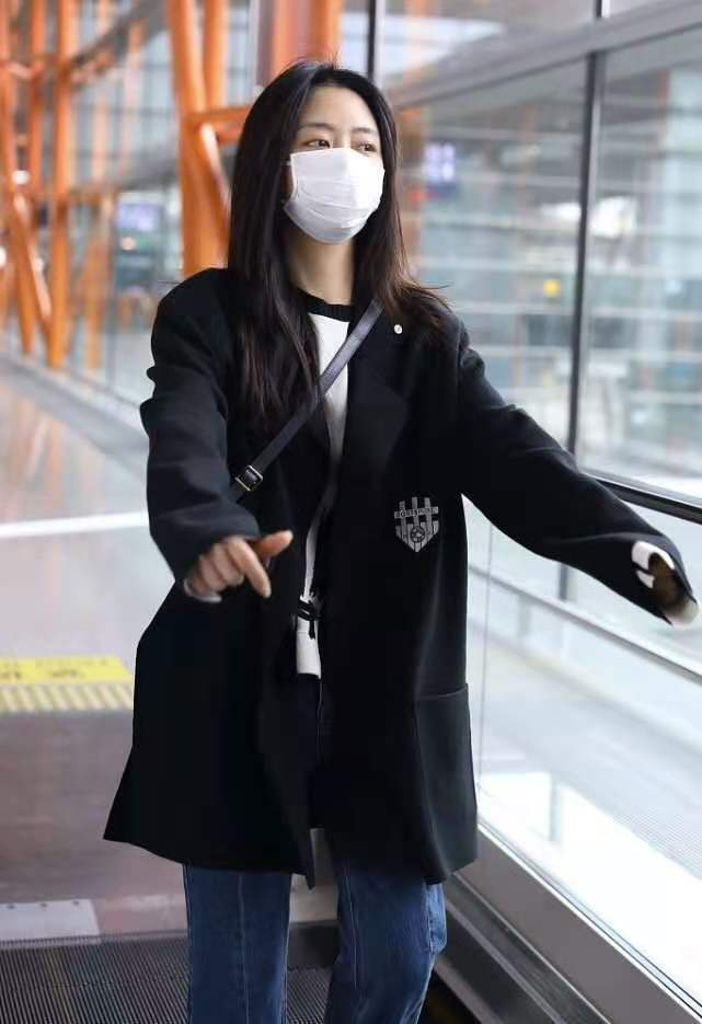 真减龄高手31岁谭松韵高调走机场黑色西服配牛仔裤格调真高级