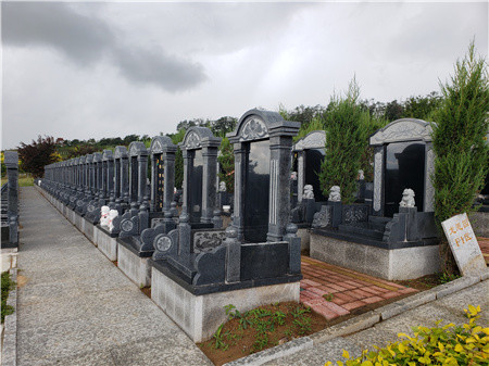 现在沈阳墓园中墓碑石材主要以大理石和花岗岩为首选材料,这两种通常