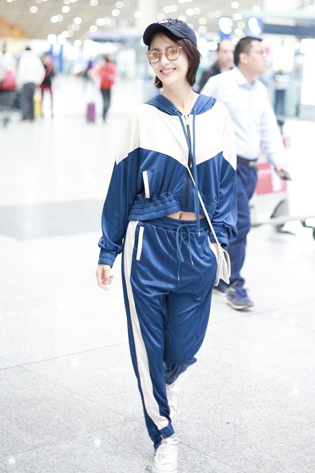 佟丽娅为了扮嫩挺拼的,私下出行穿一身蓝白校服,真有学生感