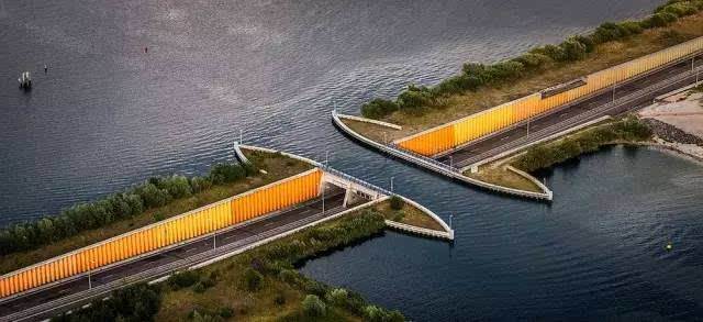 荷兰人为什么要在河下面修一条公路桥上走船河底通车长见识了