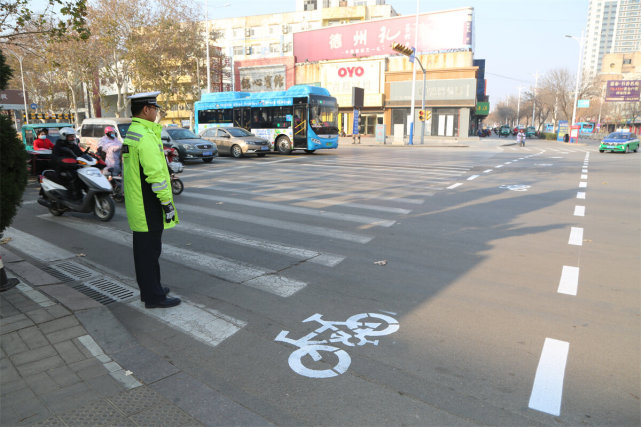 德州汽车总站迎宾大街路口增设非机动车引导线