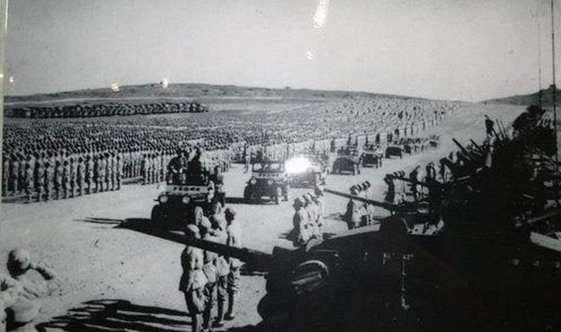 10月27日上午,孙云秀等人不幸被敌人包围后,警卫员递给孙团长一把花生