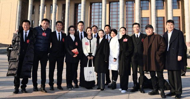 佟丽娅刘昊然文代会合照丫丫姐和昊然好久没合照了