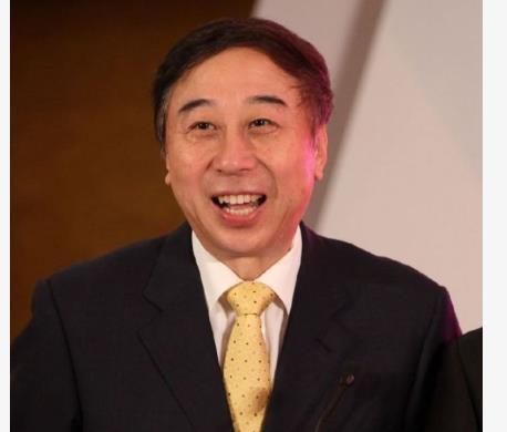 63岁冯巩跟大妈跳广场舞踢腿扩胸动作灵活一双大长腿被众人夸