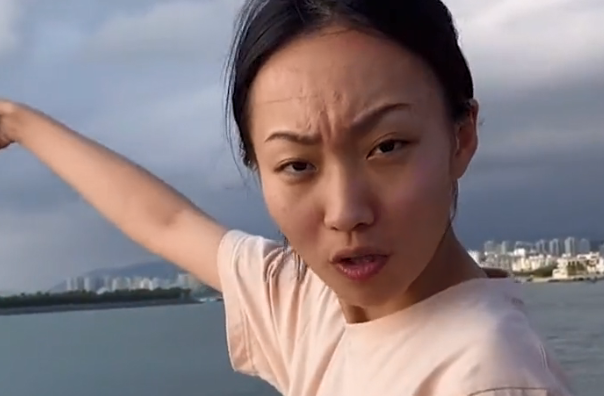 坐拥4300万粉丝的邵雨轩与张小花同框出镜姐妹俩一样秃头