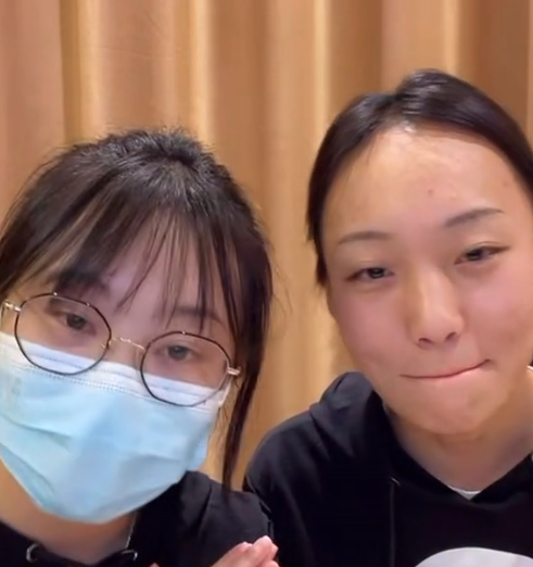 在其他的作品中,张小花还在镜头背后嘲笑邵雨轩是秃头,发际线高,如今