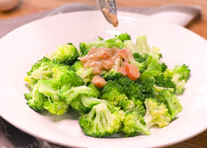 孩子爱吃的蟹棒浇汁西兰花,鲜嫩味美,三步完成,吃一次念念不忘