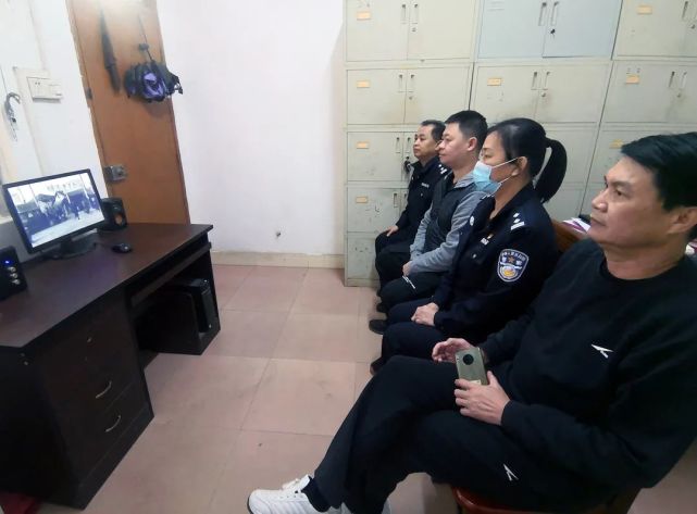 当天上午10:00,上思县看守所组织在押人员统一收看中央电视台现场直播