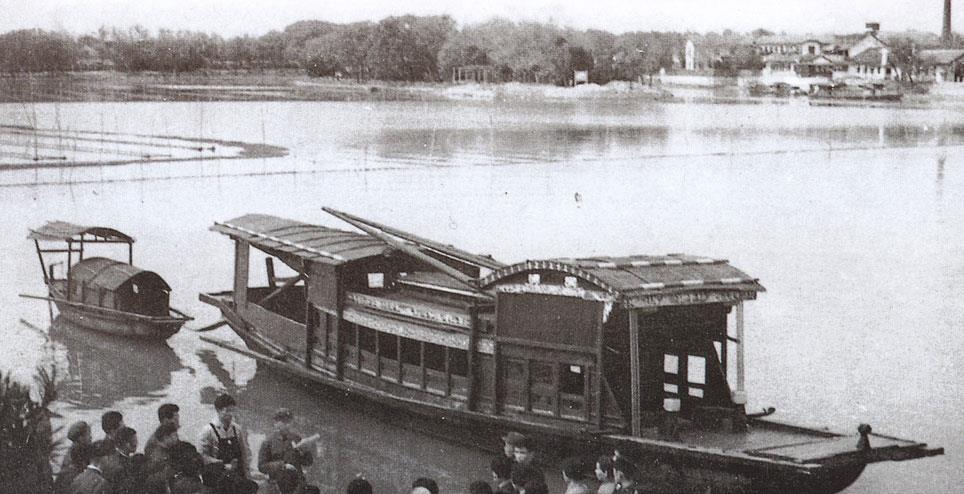 中共一大在上海召开哨兵突然打断会议去嘉兴南湖游船上开