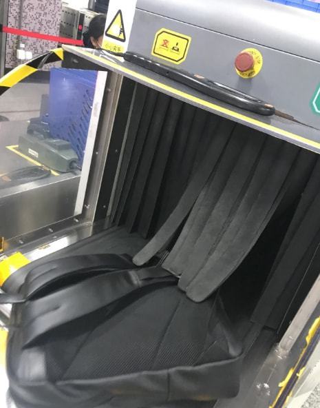 乘客投诉郑州地铁4号线二十里铺站安检传送带很脏:不能每天擦拭干净?