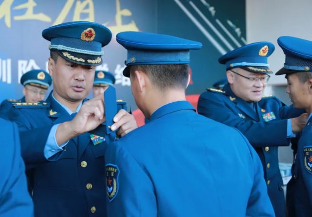空军胸标和臂章一身身崭新的春秋常服是他们对这神圣时刻的回应齐整的