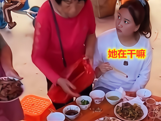 农村酒席刚吃,大妈拿出红色塑料袋打包,身旁小姑娘看得眼睛溜圆