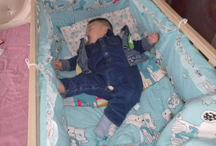 宝宝睡觉时来回翻滚只是淘气吗家长要发现真实信号