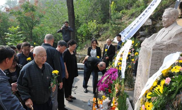 他的妻子贾于慈,"烽火太行六姐妹"之一,抗战时太谷县委书记,解放战争