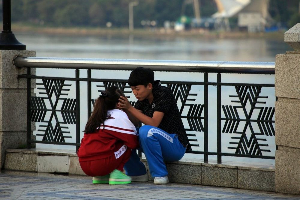 当孩子早恋时,第一时间要做的不是果断阻止,巧妙应对才是"上上策"