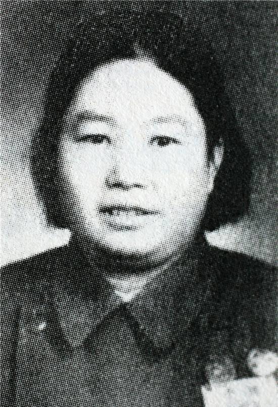 李桂英,原名李桂红,江西寻乌人,出生贫苦家境,4岁时父亲去世,苦撑家事