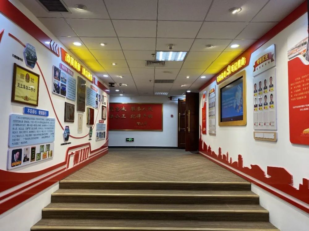 食堂,随处可见的警营文化墙,廉政文化,励志短语,还有特色的文化长廊