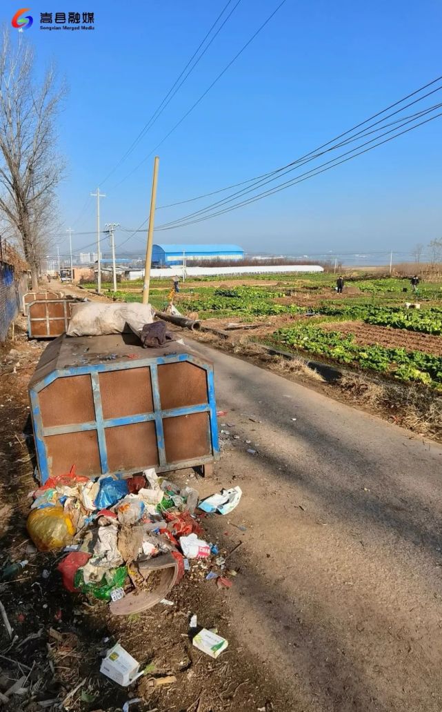 10:50分在陆浑镇楼上村主干道沿线发现:垃圾外溢现象相对汪庄村沿线