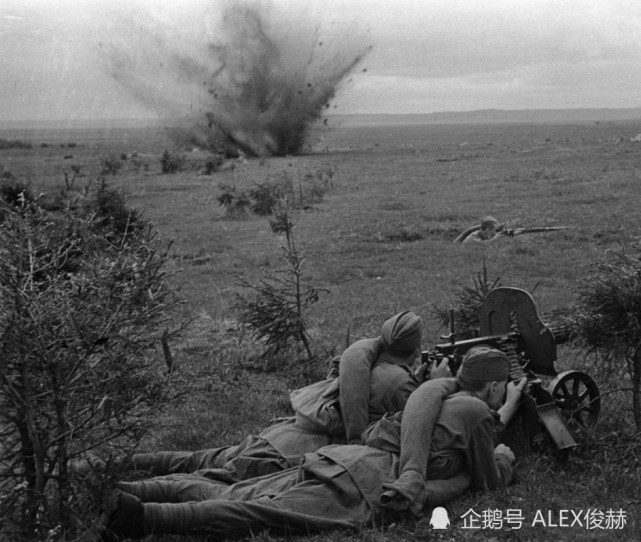 2挺衝鋒槍都是抄襲德國的二戰初期到1941年6月時的蘇軍步兵排編制,排