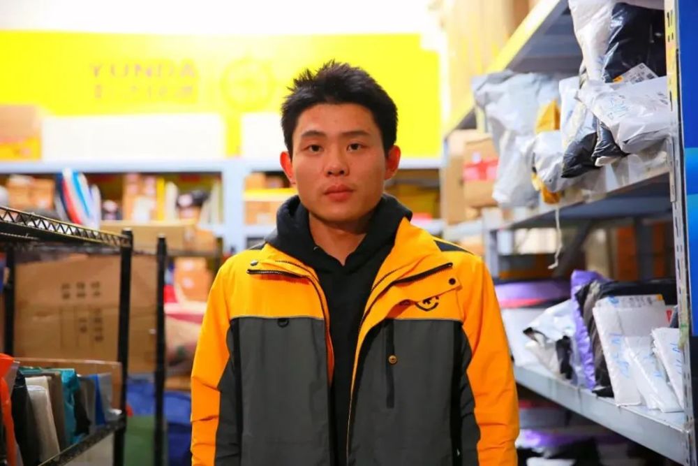 送上奖励金及慰问品这位韵达小哥干啥了