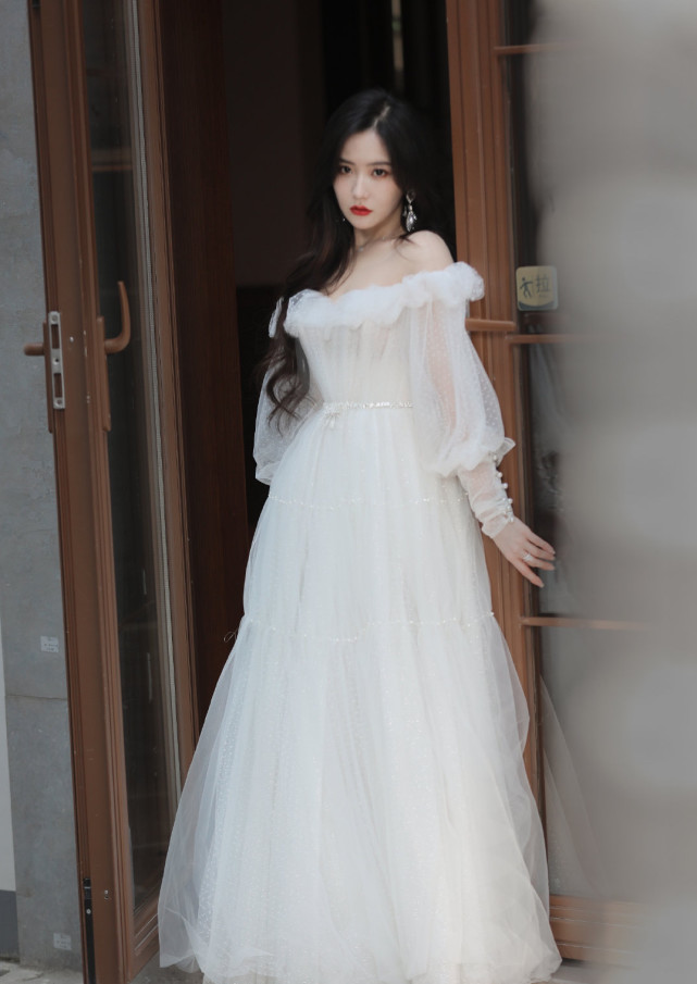 王艺瑾雪落白纱礼服造型,王艺瑾丝绸之路电影节闭幕式白纱礼服,美女子