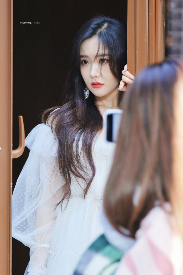 王艺瑾雪落白纱礼服造型,王艺瑾丝绸之路电影节闭幕式白纱礼服,美女子