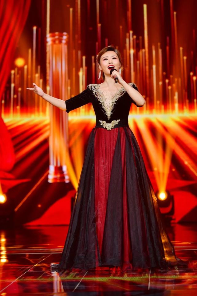 刘雅倩从湖工商讲台到央视大舞台