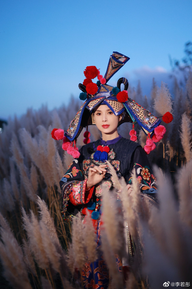 李若彤写真,穿上白族服装,民族风韵十足,活脱脱的一位白族美女|李若彤