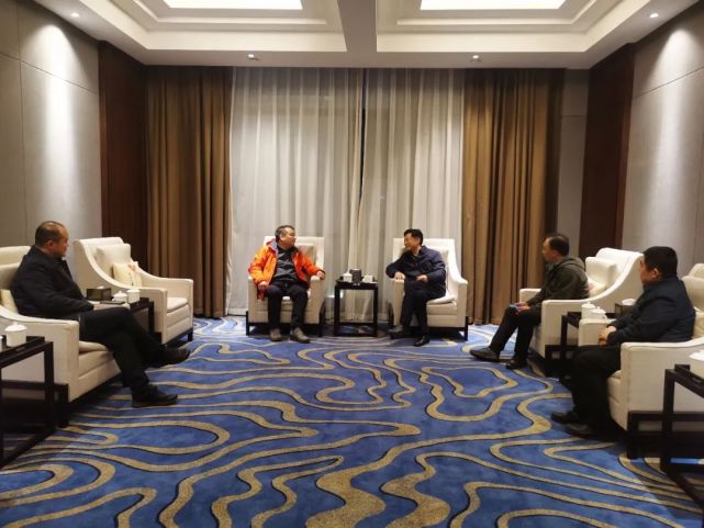 县委书记曹拥军会见全友家私董事长助理张陶一行