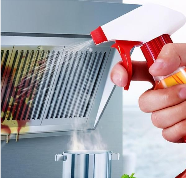 家里油烟机脏兮兮?别用抹布擦,这样清洗更干净,一步去污无异味